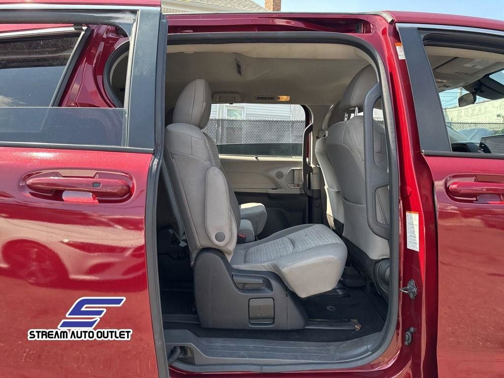 Used 2022 Toyota Sienna LE image 17