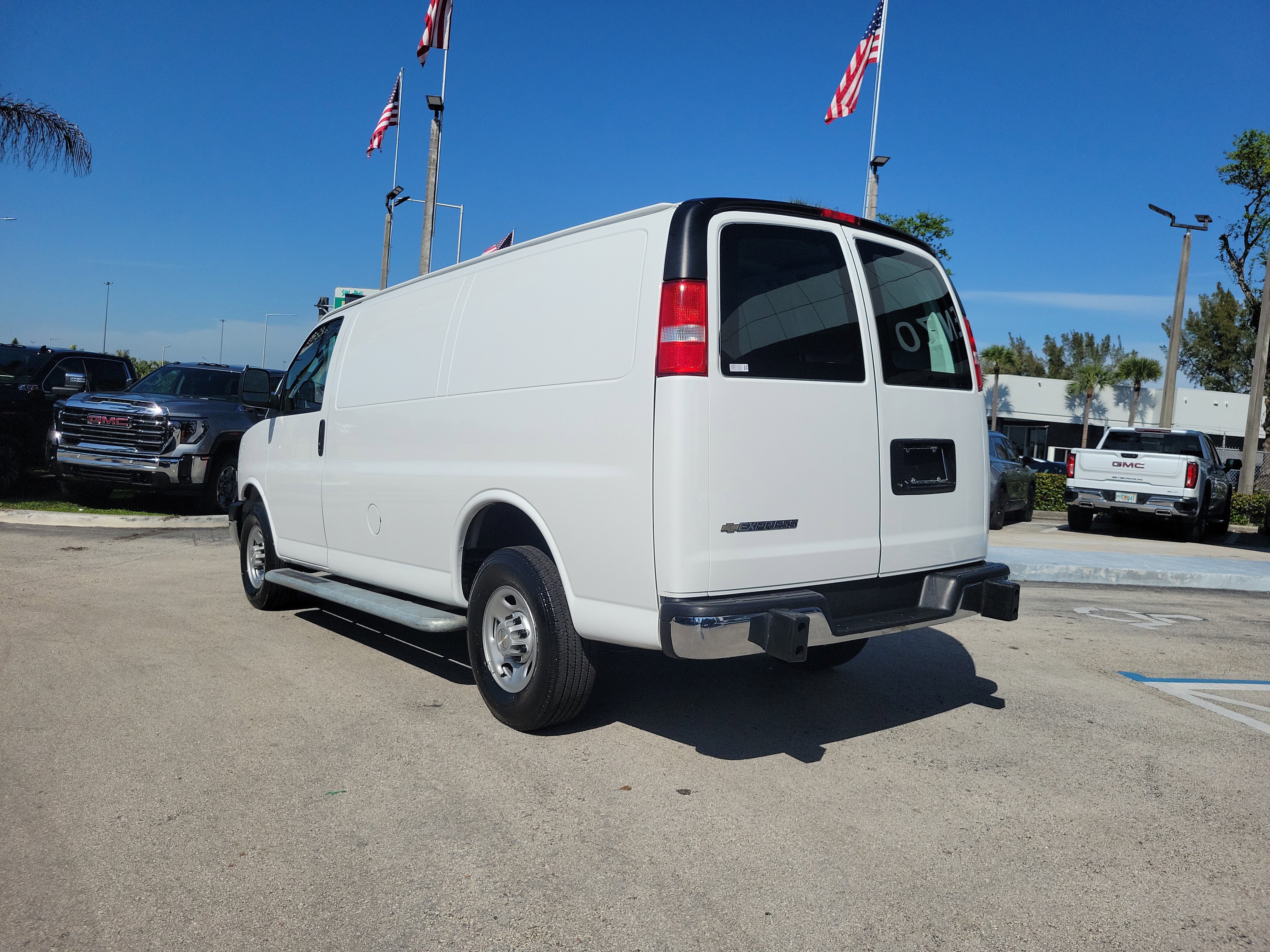 Used 2024 Chevrolet Express 2500 w/ Driver Convenience Package image 7