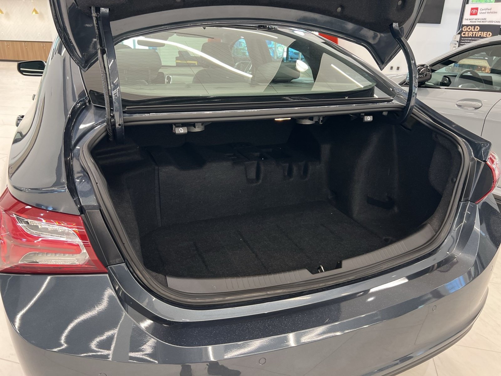 Used 2019 Chevrolet Malibu Hybrid w/ Leather Package FWD image 23