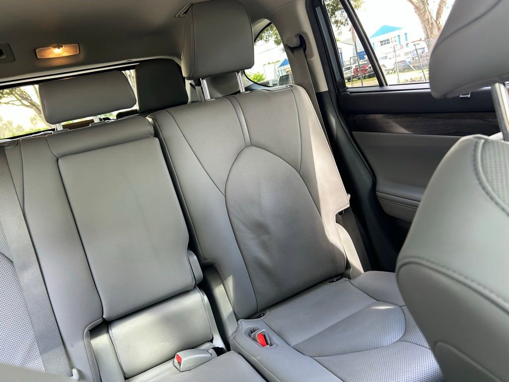 Used 2021 Toyota Highlander Limited image 15