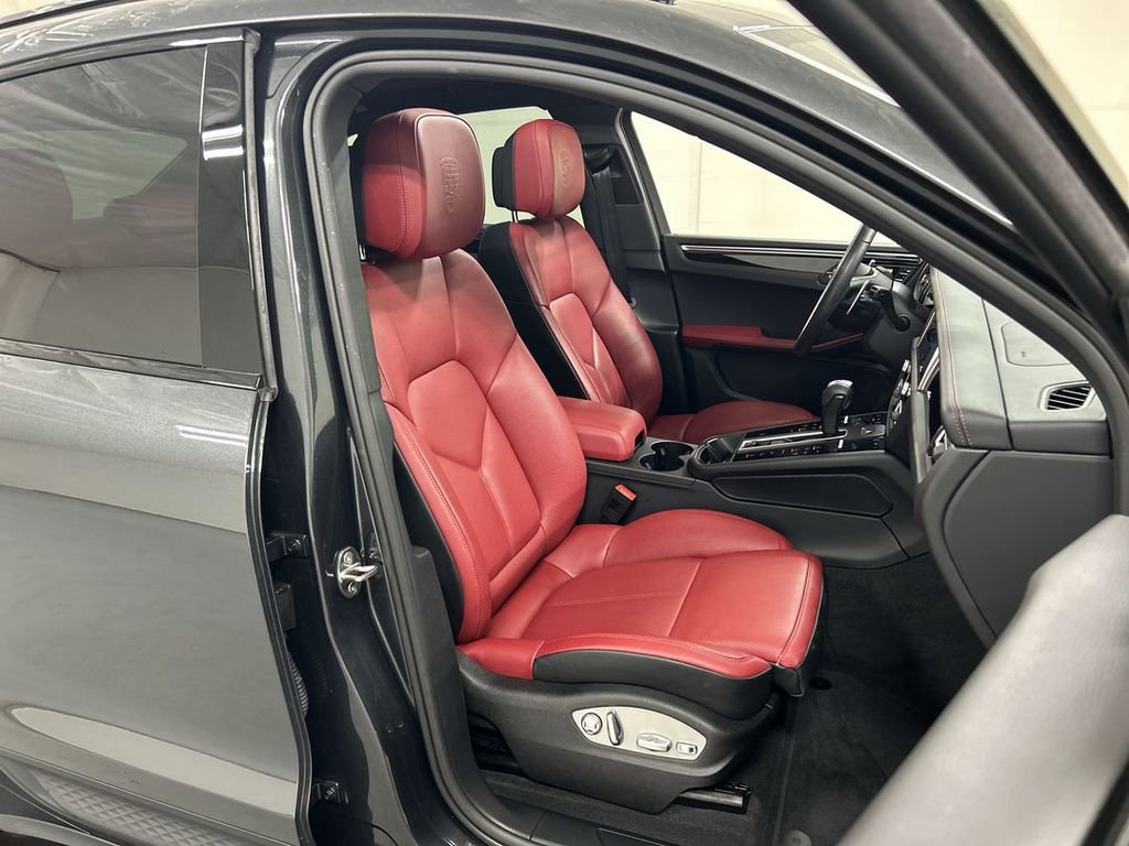 Certified 2025 Porsche Macan image 24