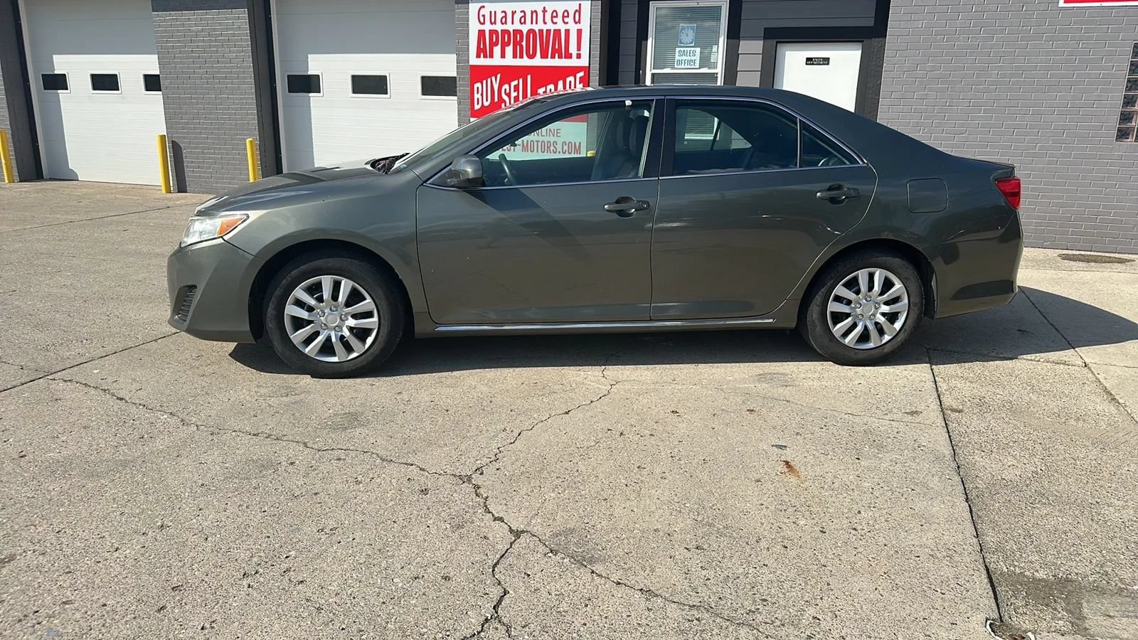 Used 2014 Toyota Camry LE FWD image 2