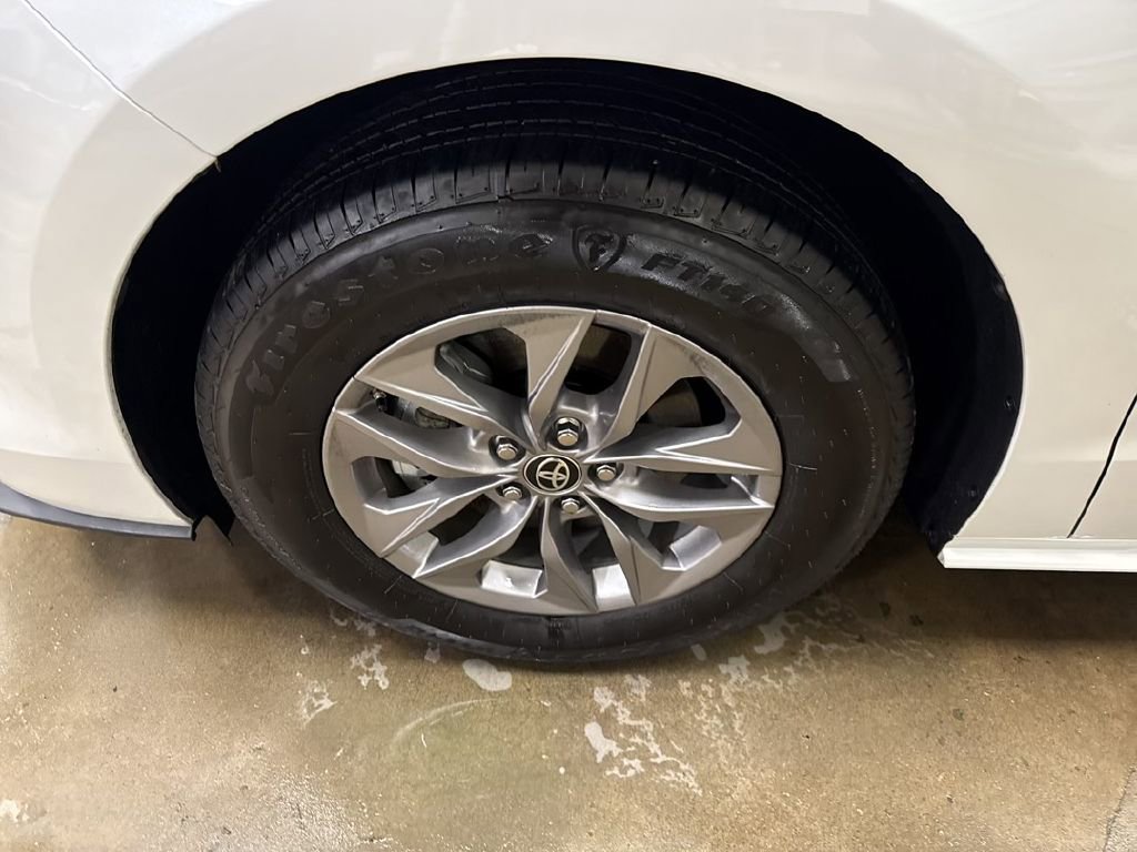 Used 2024 Toyota Sienna XLE image 3