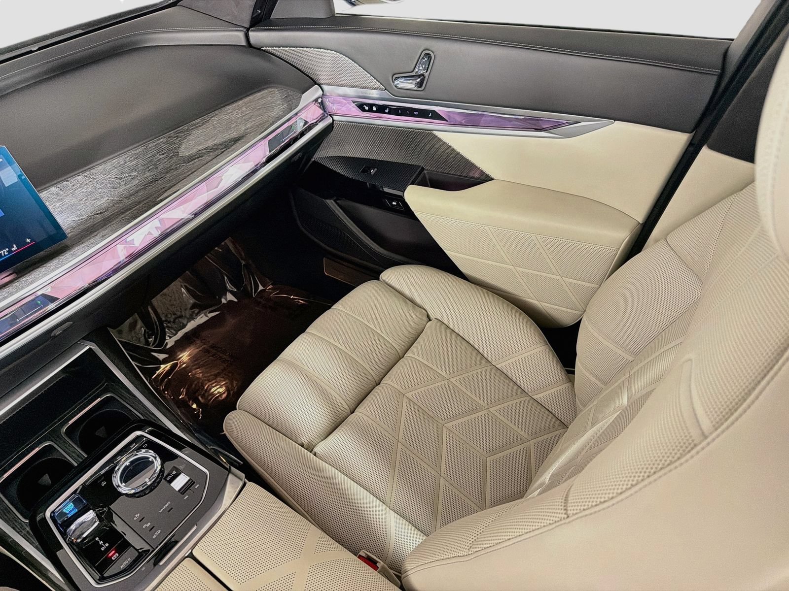 Certified 2024 BMW i7 eDrive50 w/ Executive Package RWD image 25
