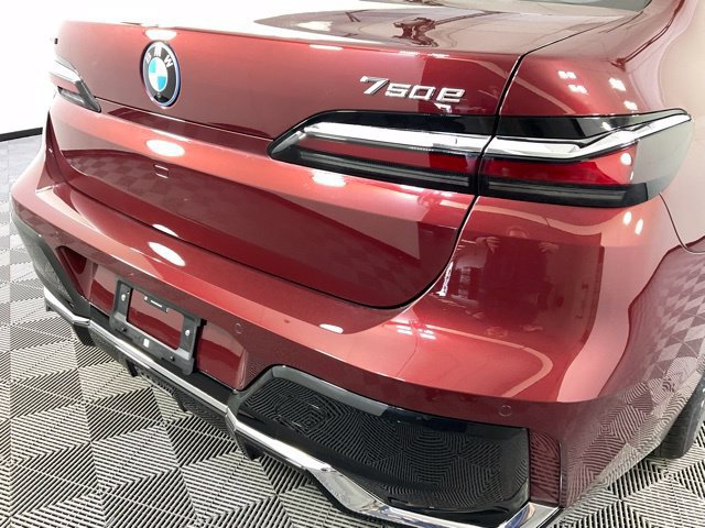 Used 2025 BMW 750e xDrive AWD/4WD image 7