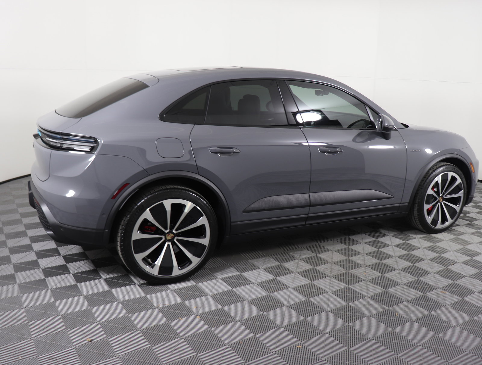 Used 2025 Porsche Macan 4S Electric image 9
