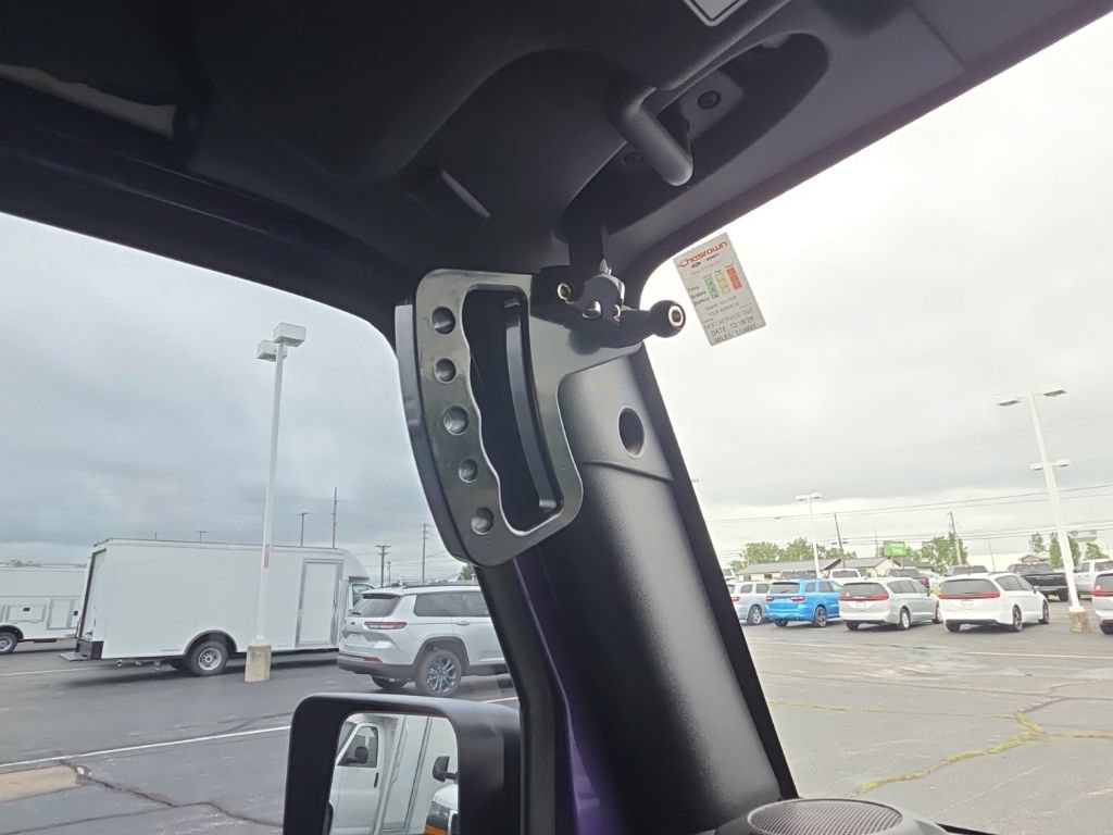 Used 2018 Jeep Wrangler Unlimited Sport w/ Connectivity Group AWD/4WD image 39