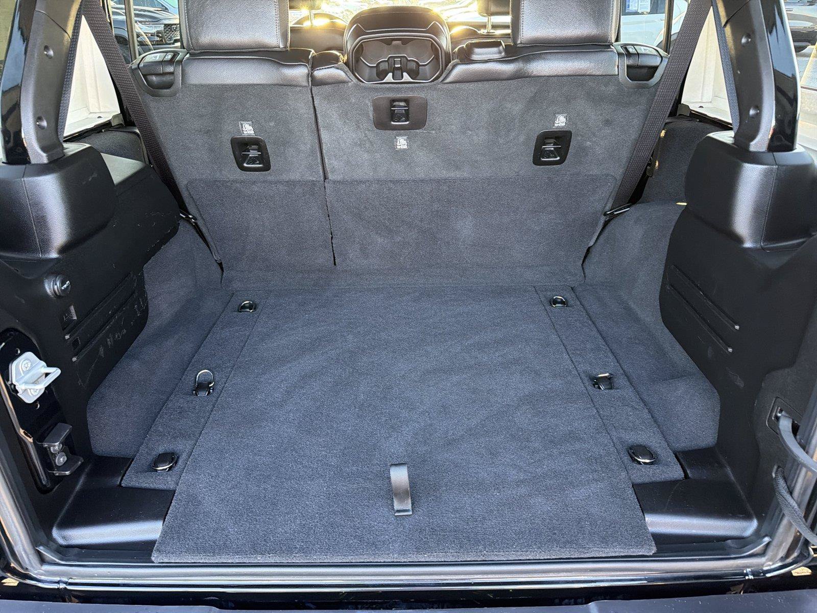 Used 2025 Jeep Wrangler Unlimited Sahara AWD/4WD image 17