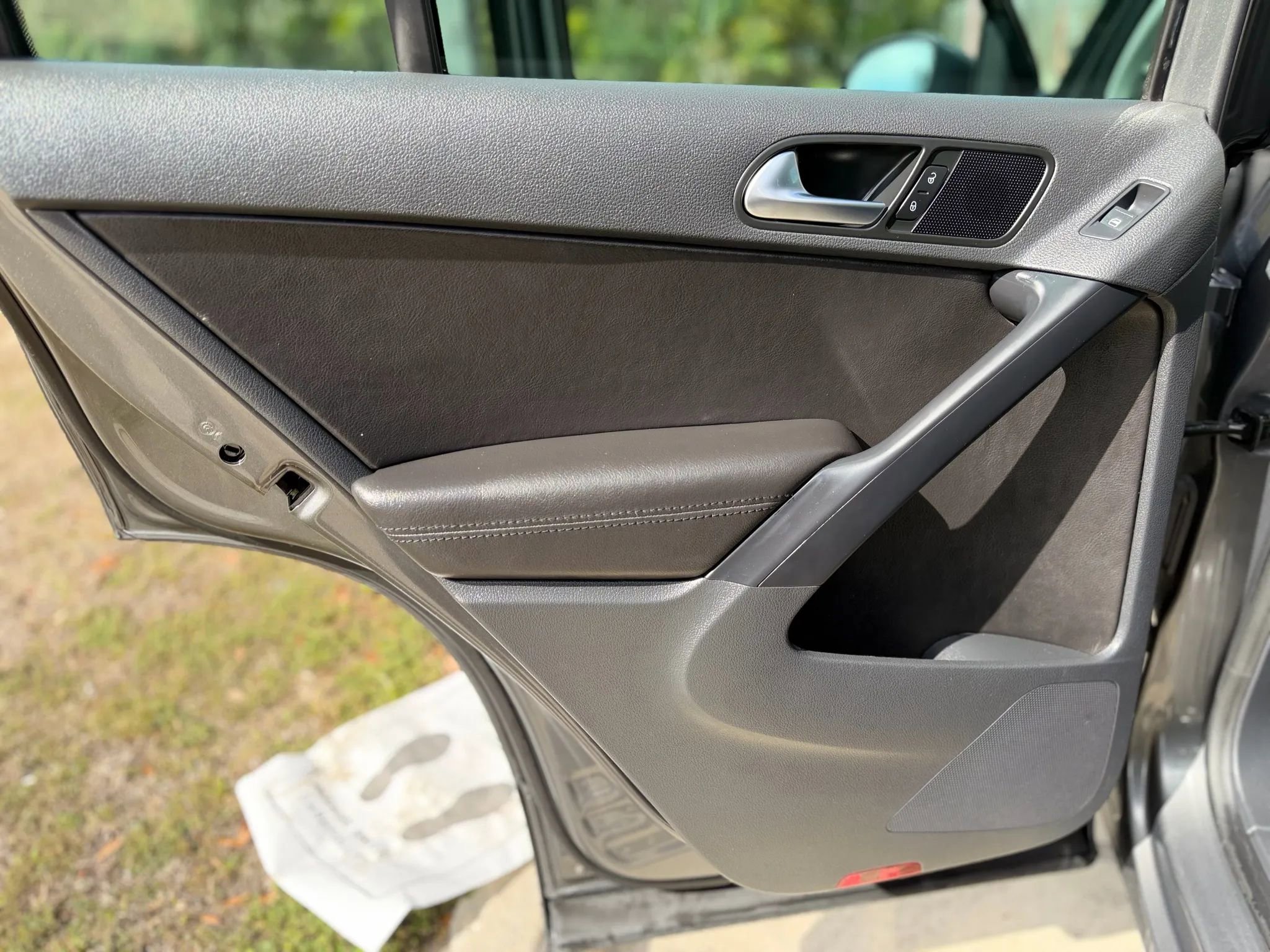 Used 2015 Volkswagen Tiguan SE image 27