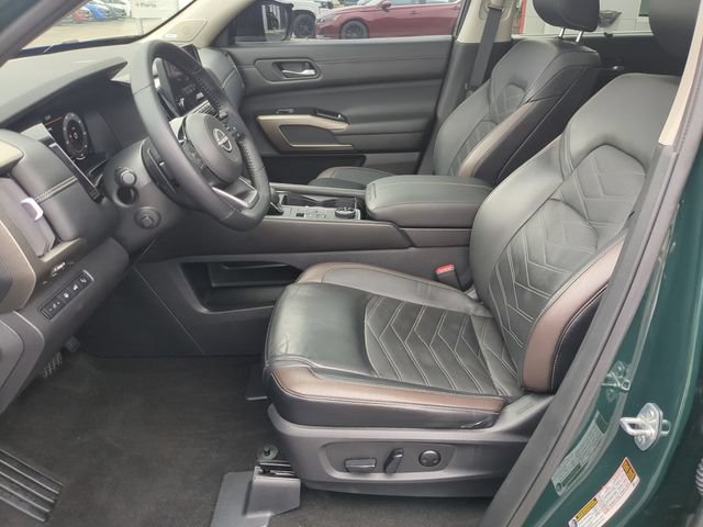 Used 2024 Nissan Pathfinder Platinum w/ Black Appearance Package AWD/4WD image 14