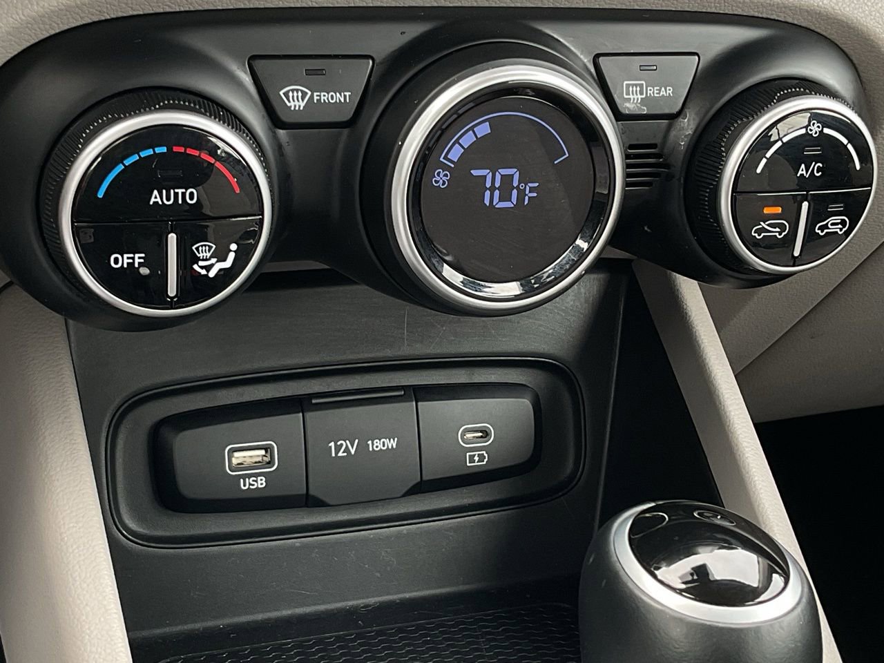 Used 2025 Hyundai Venue SEL image 33