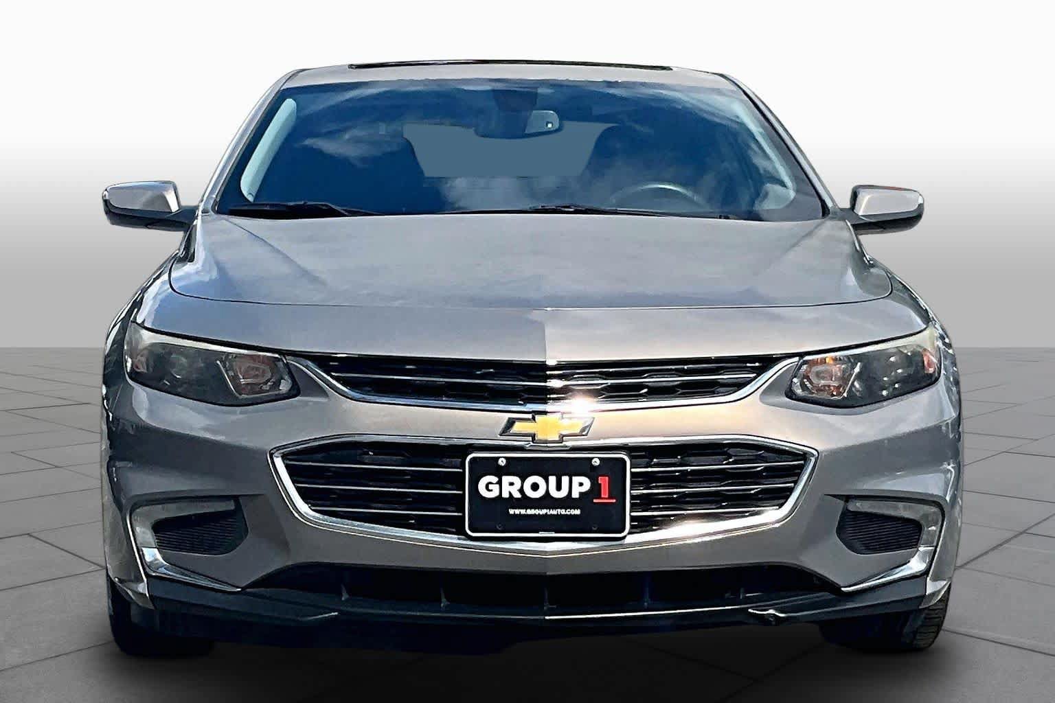 Used 2017 Chevrolet Malibu LT w/ Leather Package FWD image 4
