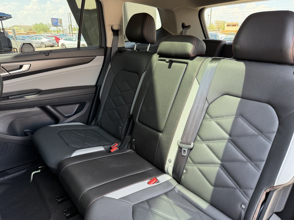 Used 2025 Volkswagen Atlas Peak Edition SE AWD/4WD image 35