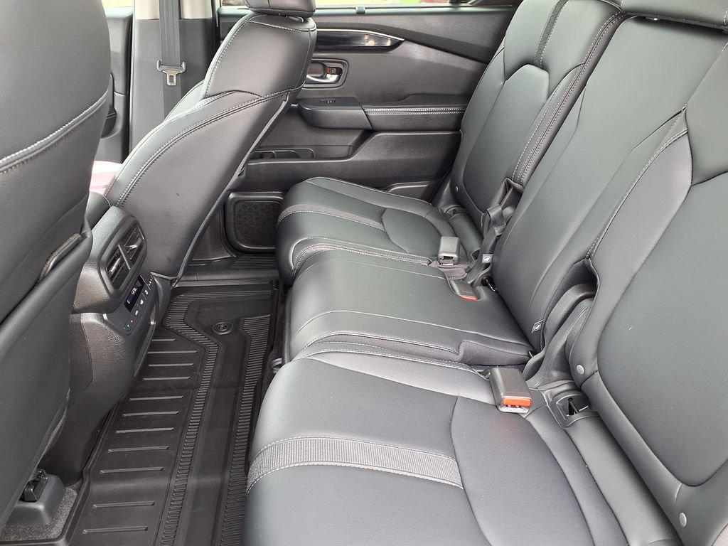 Certified 2024 Honda Pilot Touring image 11