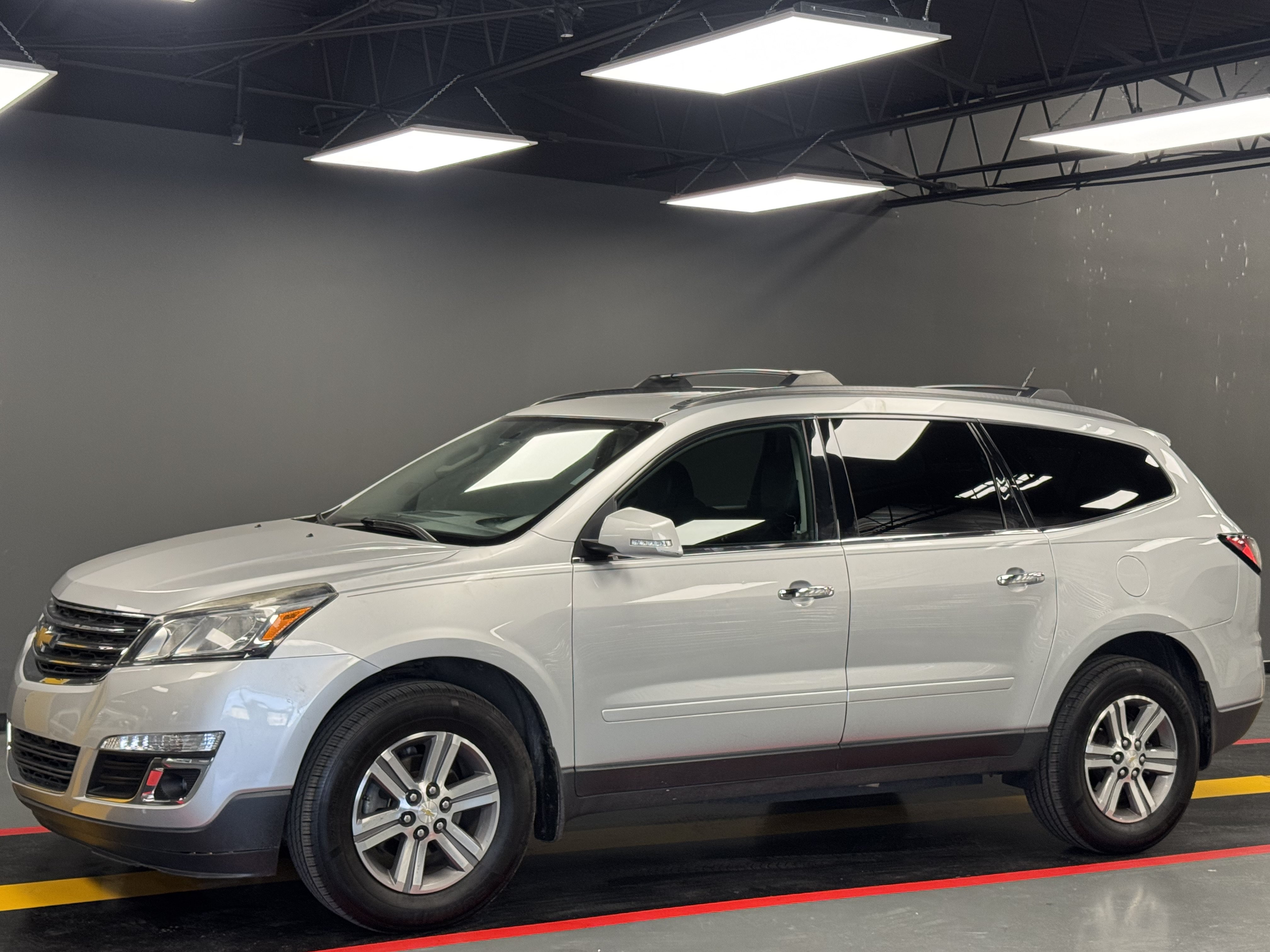 Used 2015 Chevrolet Traverse LT FWD image 1