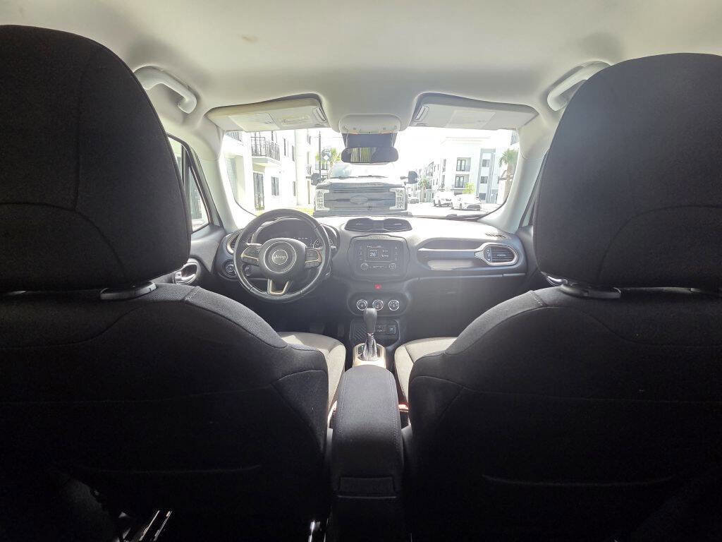 Used 2017 Jeep Renegade Latitude FWD image 16