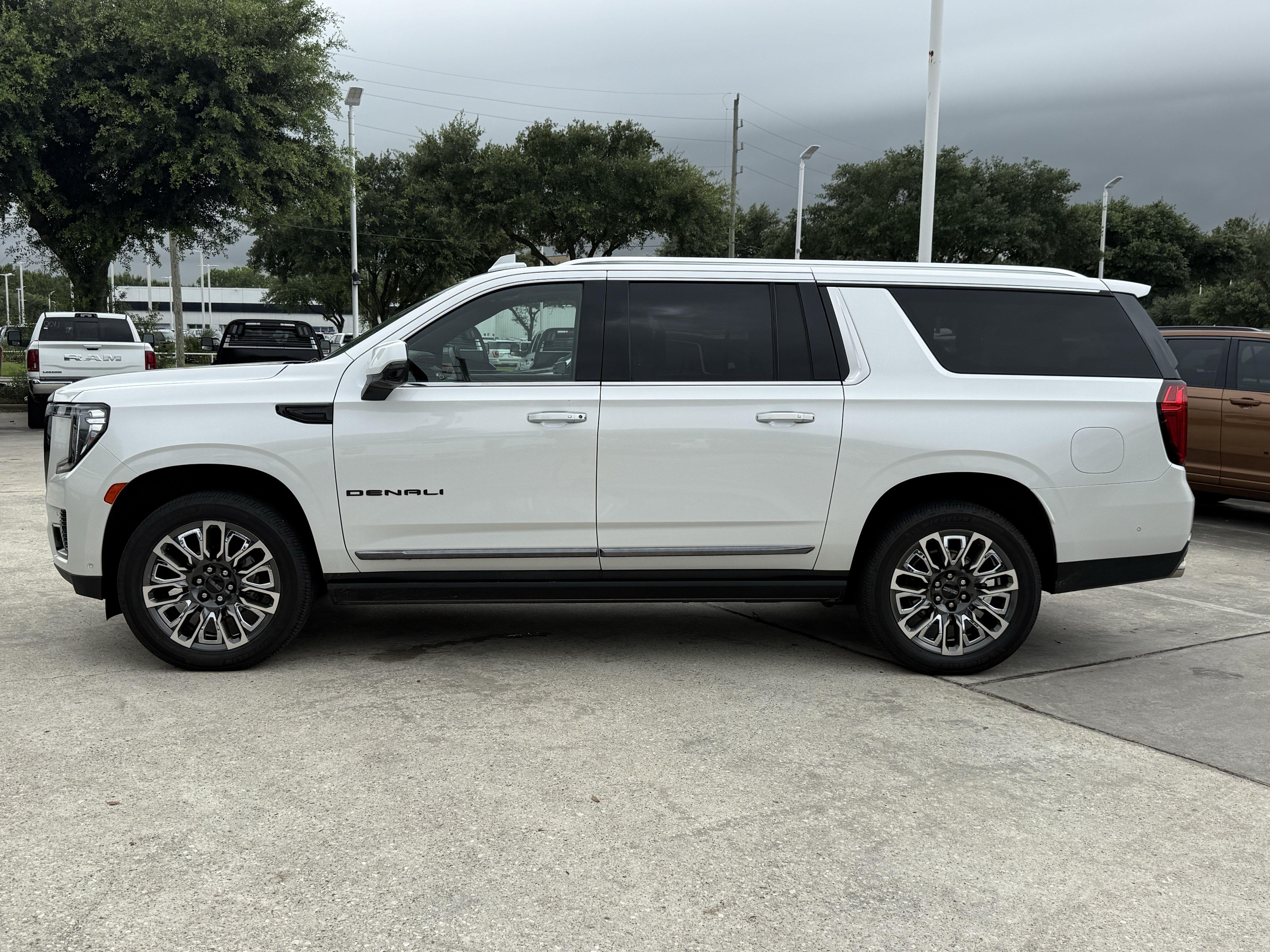 Used 2023 GMC Yukon XL Denali Ultimate AWD/4WD image 8