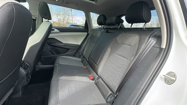Used 2025 Volkswagen Taos SE FWD image 31