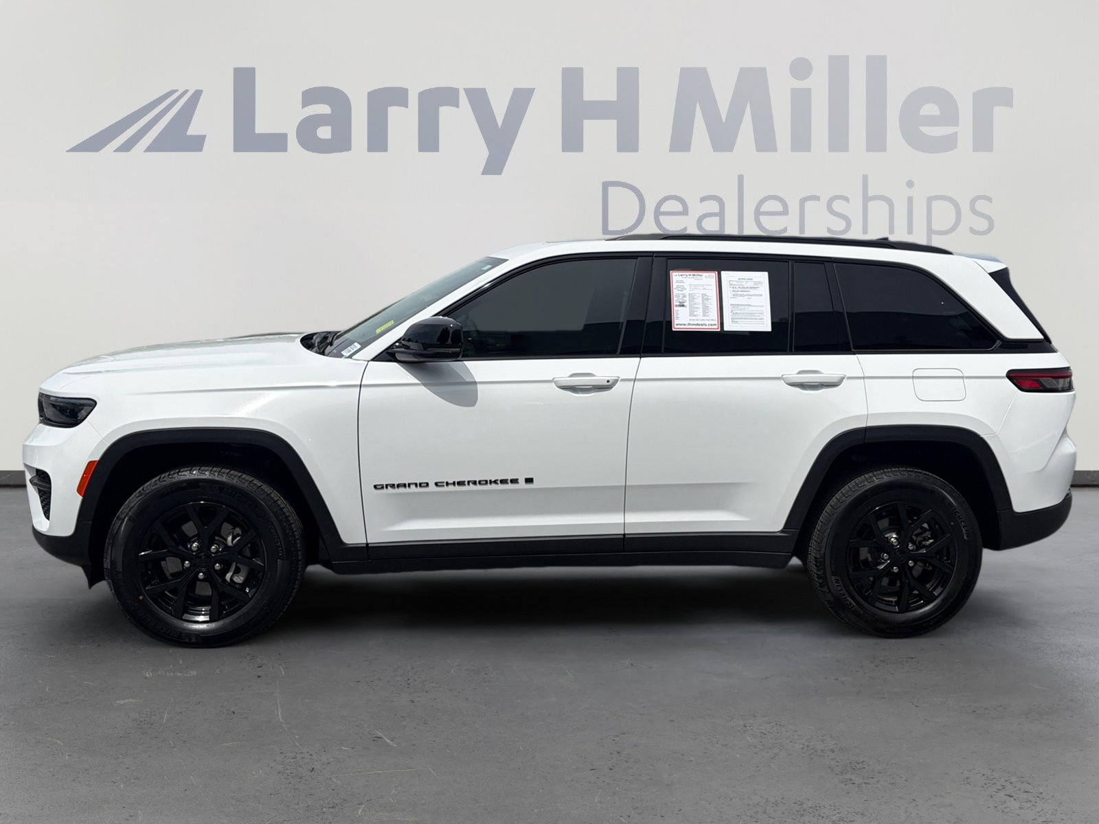 Used 2025 Jeep Grand Cherokee Altitude image 2