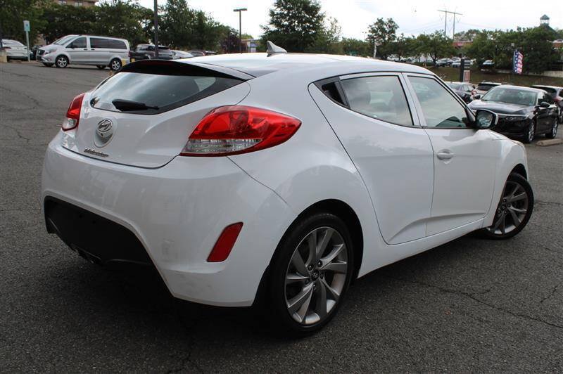 Used 2017 Hyundai Veloster FWD image 5