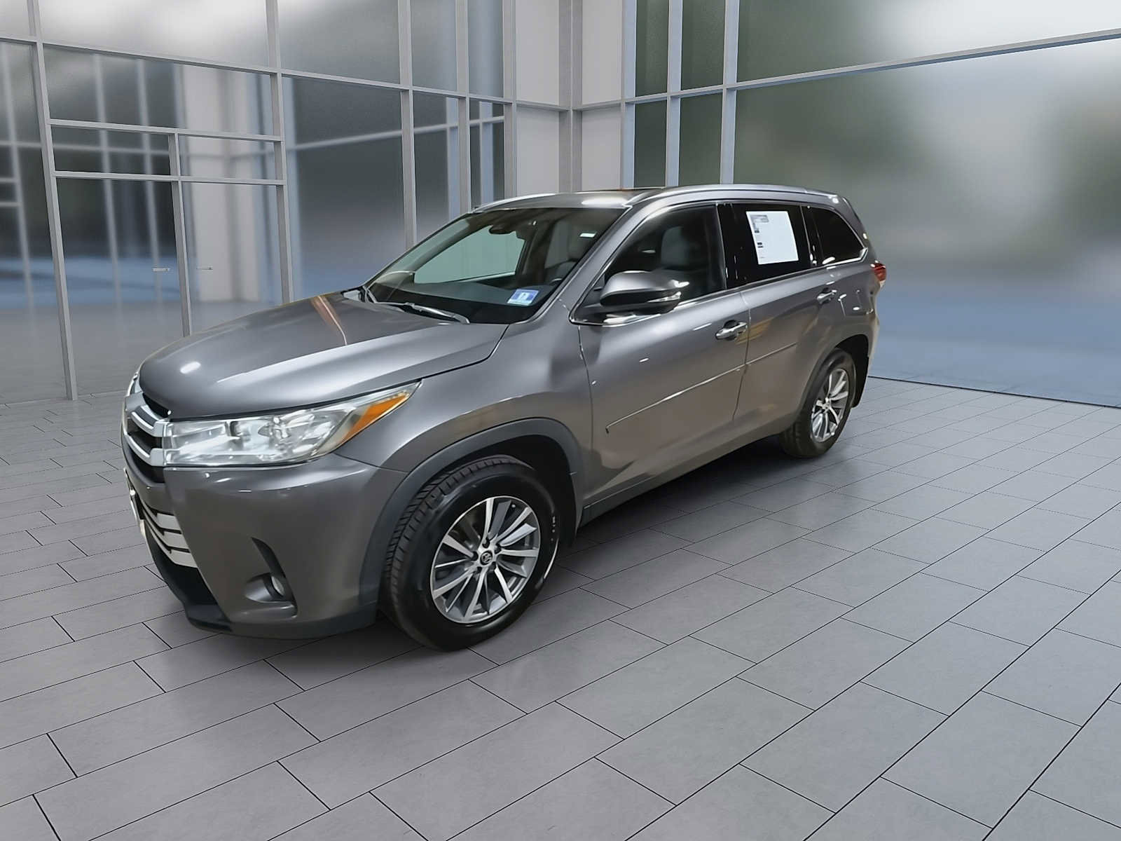 Used 2019 Toyota Highlander XLE AWD/4WD image 4