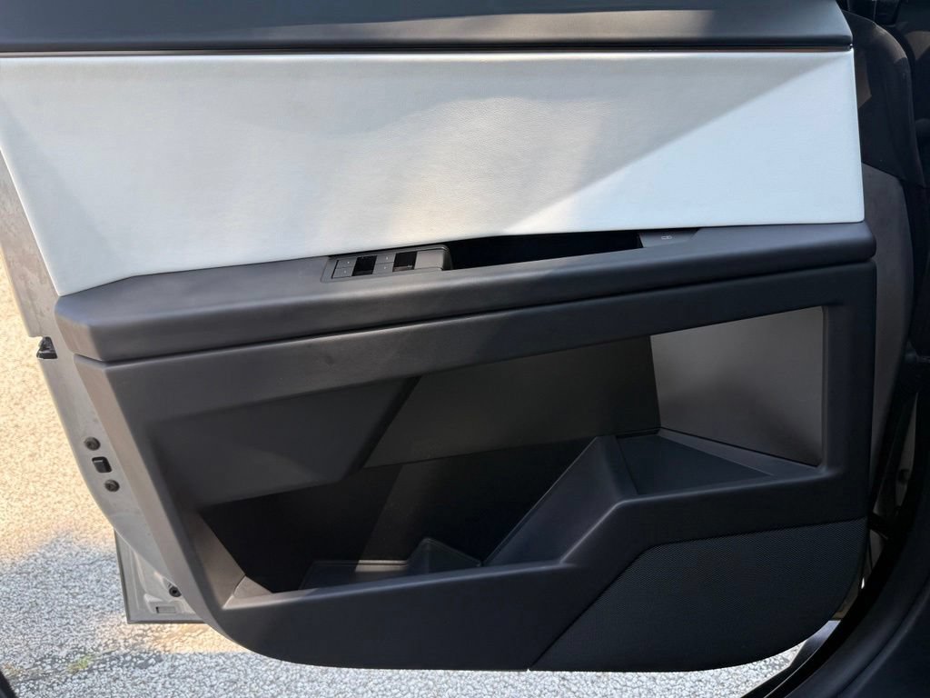 Used 2024 Tesla Cybertruck AWD Crew Cab image 18