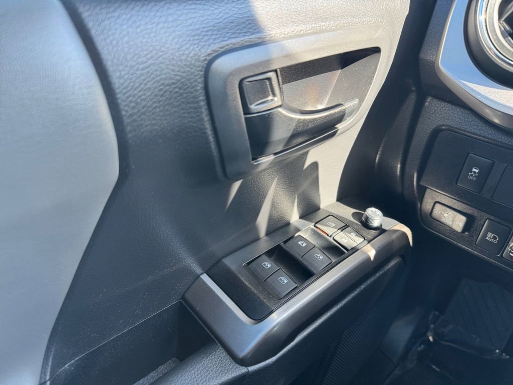 Certified 2022 Toyota Tacoma SR5 AWD/4WD image 11