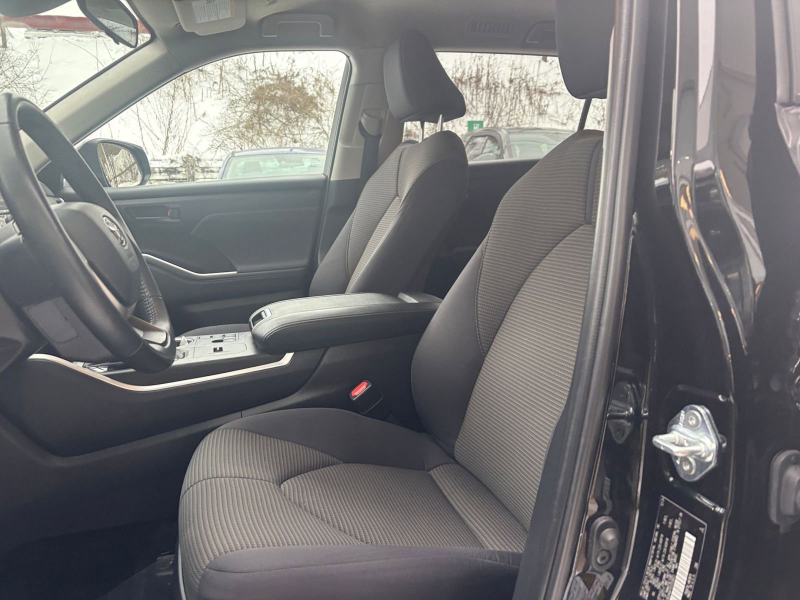 Used 2025 Toyota Highlander LE image 38