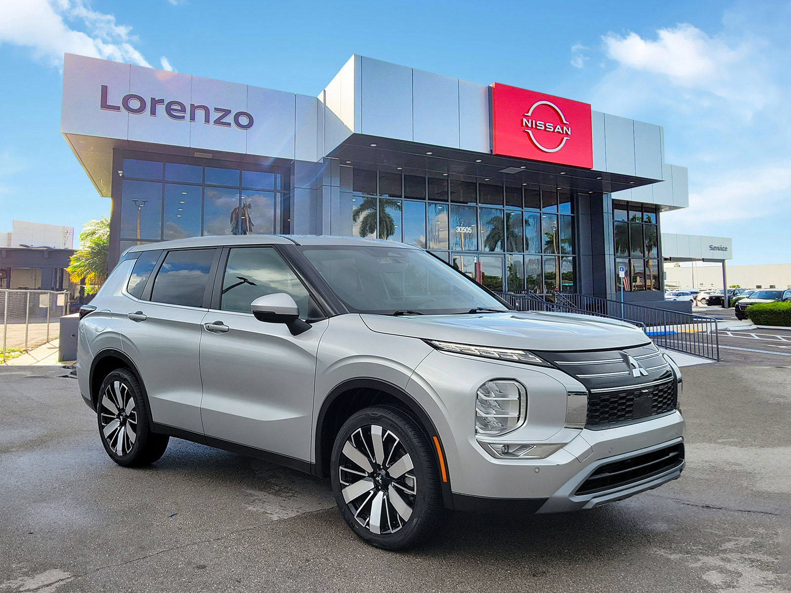 Used 2025 Mitsubishi Outlander SE FWD image 3