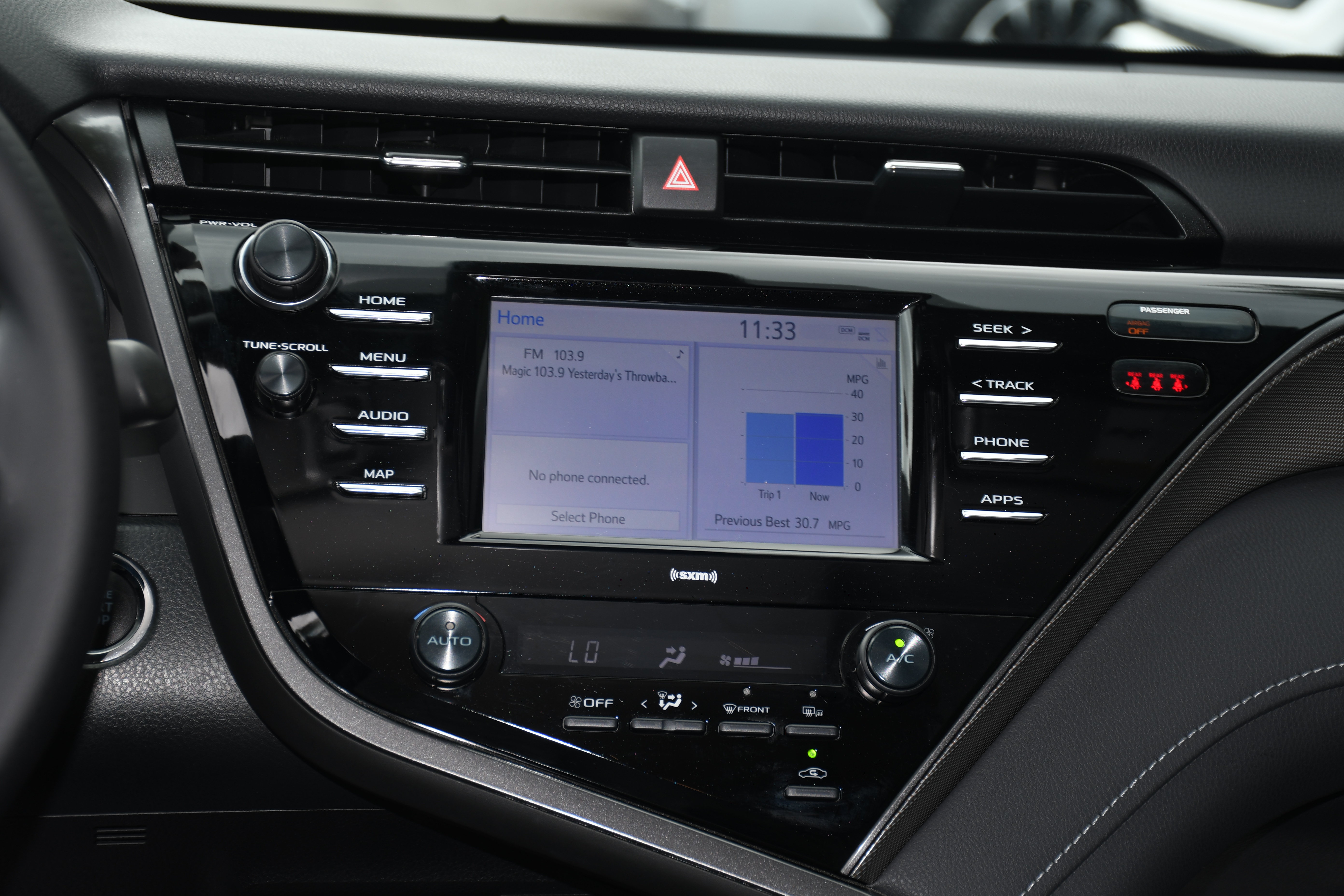 Used 2020 Toyota Camry SE w/ Convenience Package FWD image 15