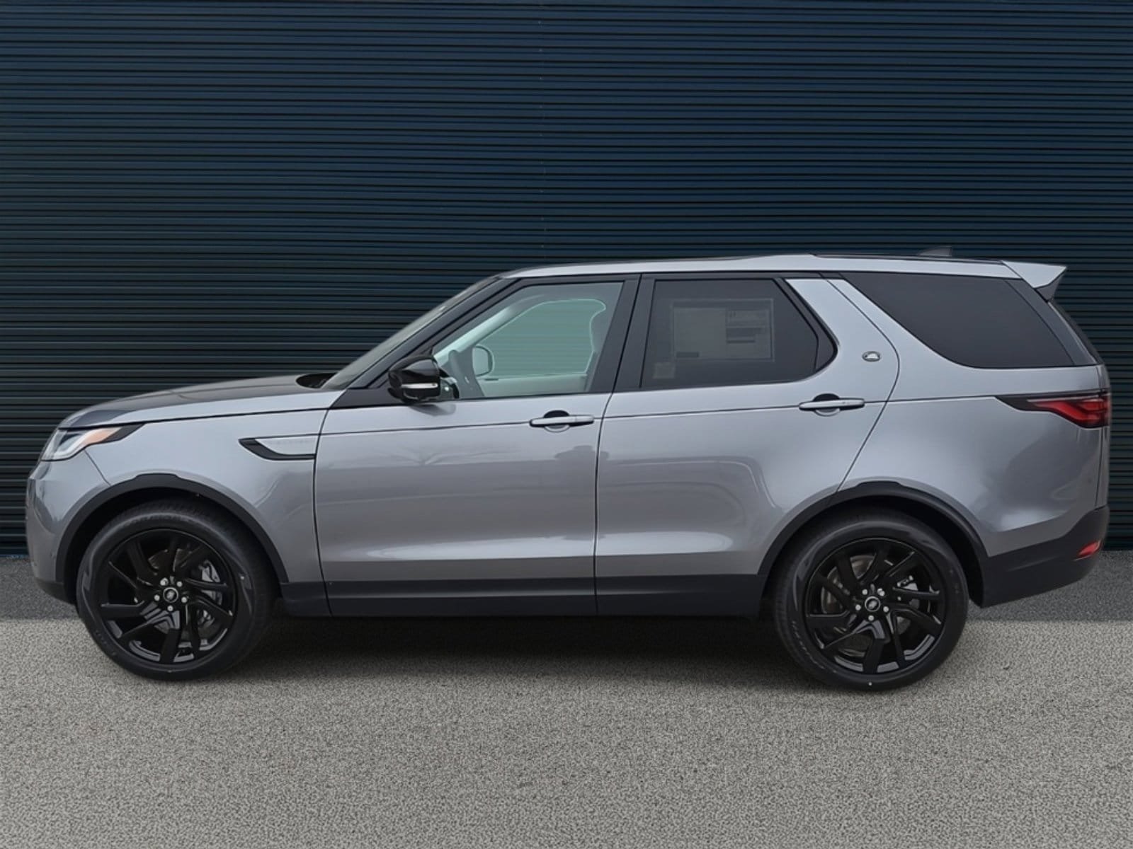Certified 2025 Land Rover Discovery S AWD/4WD image 3