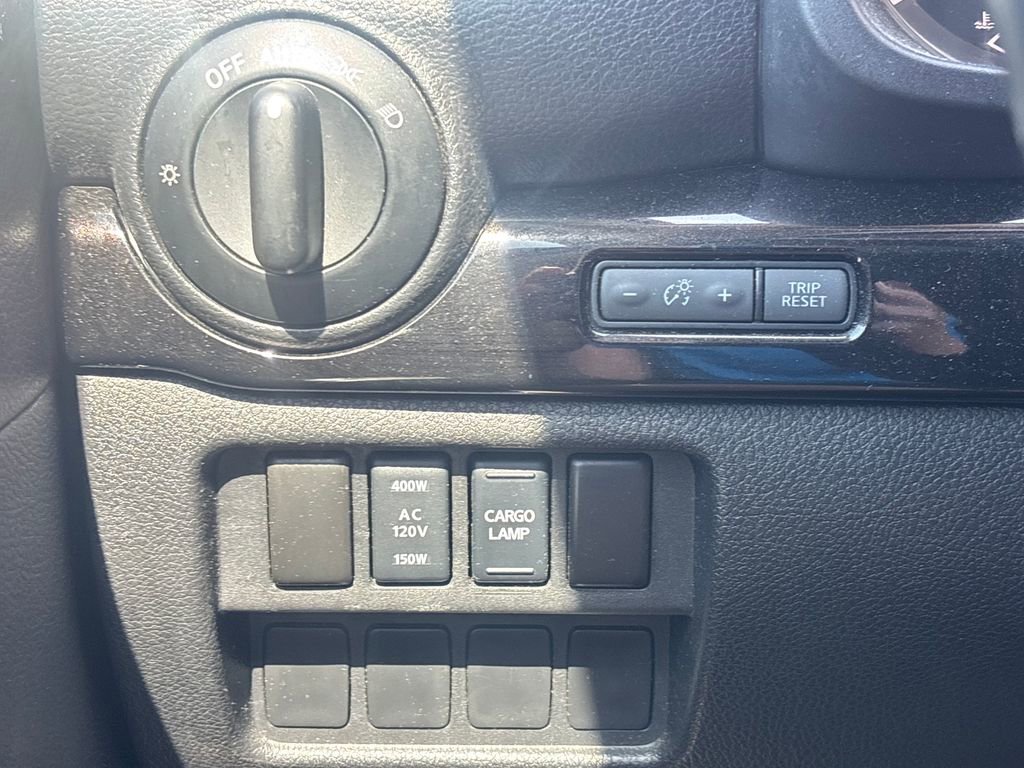 Used 2018 Nissan Titan SV w/ SV Convenience Package RWD image 23