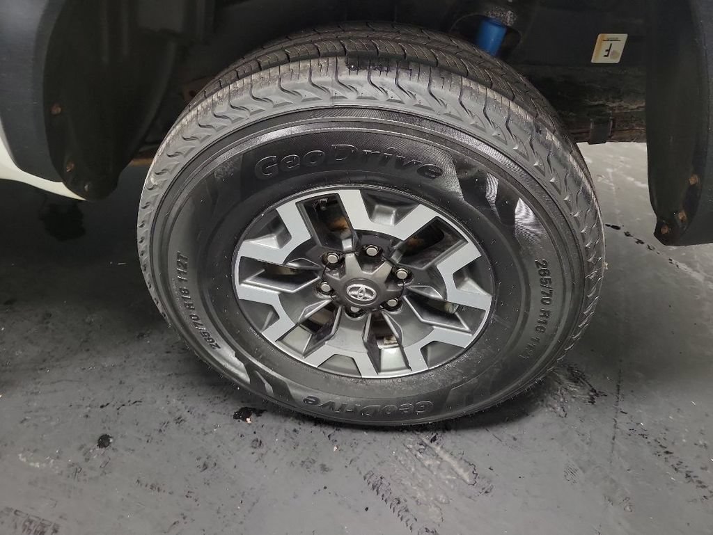 Used 2019 Toyota Tacoma TRD Off-Road w/ Technology Package AWD/4WD image 11