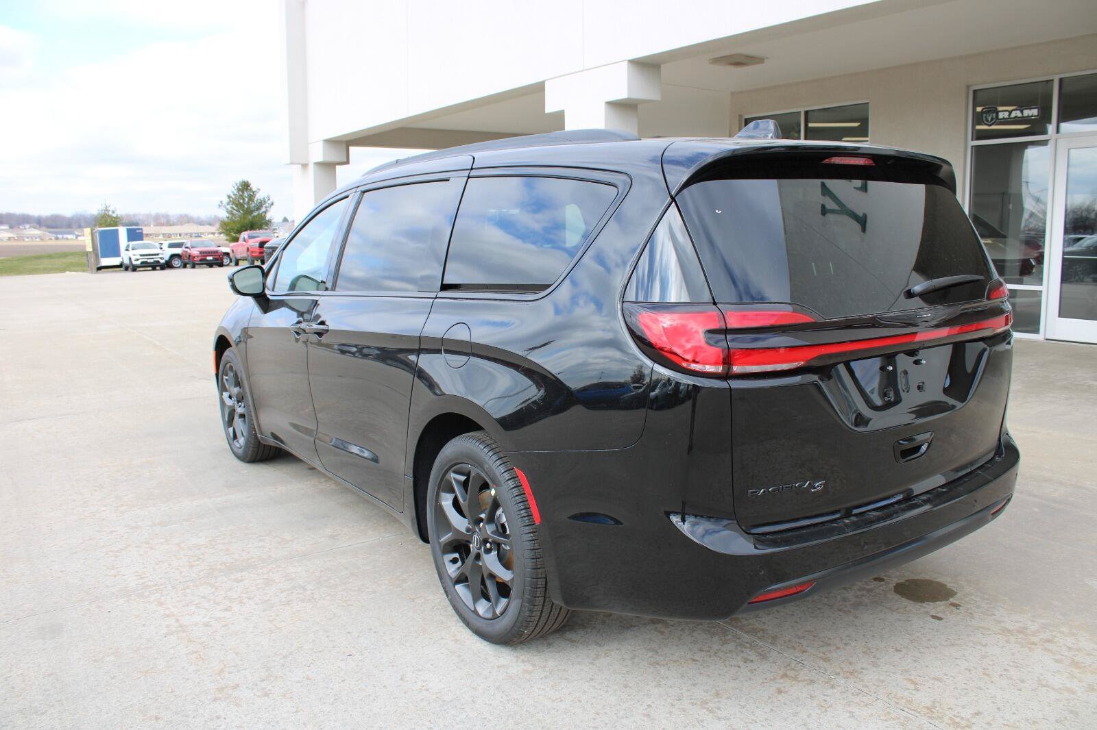New 2026 Chrysler Pacifica Select FWD image 9