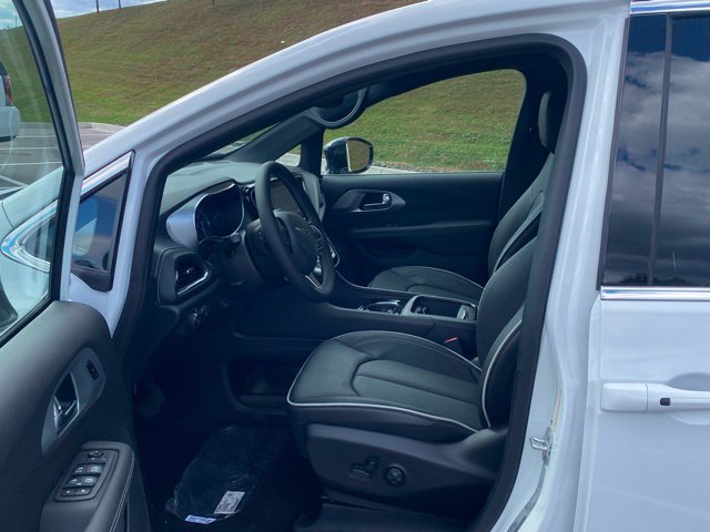 New 2026 Chrysler Pacifica Limited AWD/4WD image 16