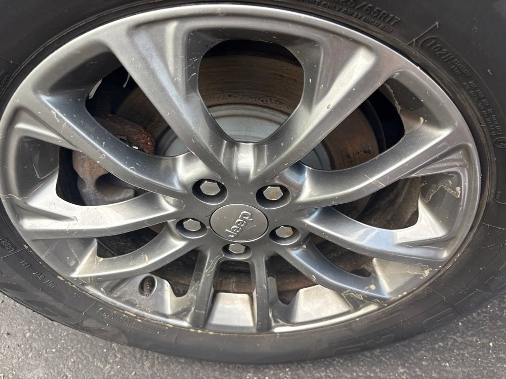 Used 2019 Jeep Cherokee Latitude Plus w/ Cold Weather Group AWD/4WD image 23
