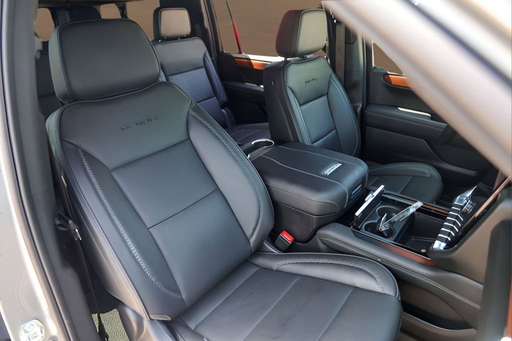 Used 2025 GMC Yukon XL Denali AWD/4WD image 31