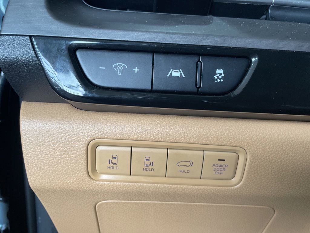 Used 2023 Kia Carnival EX FWD image 18