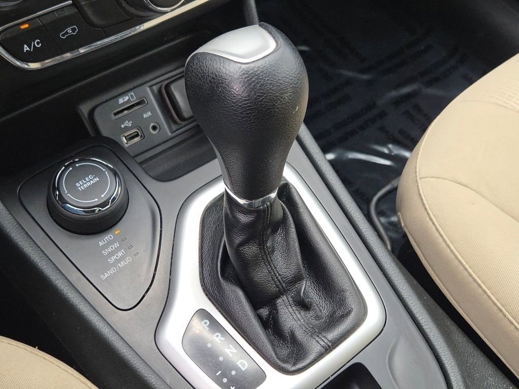 Used 2015 Jeep Cherokee Latitude AWD/4WD image 10