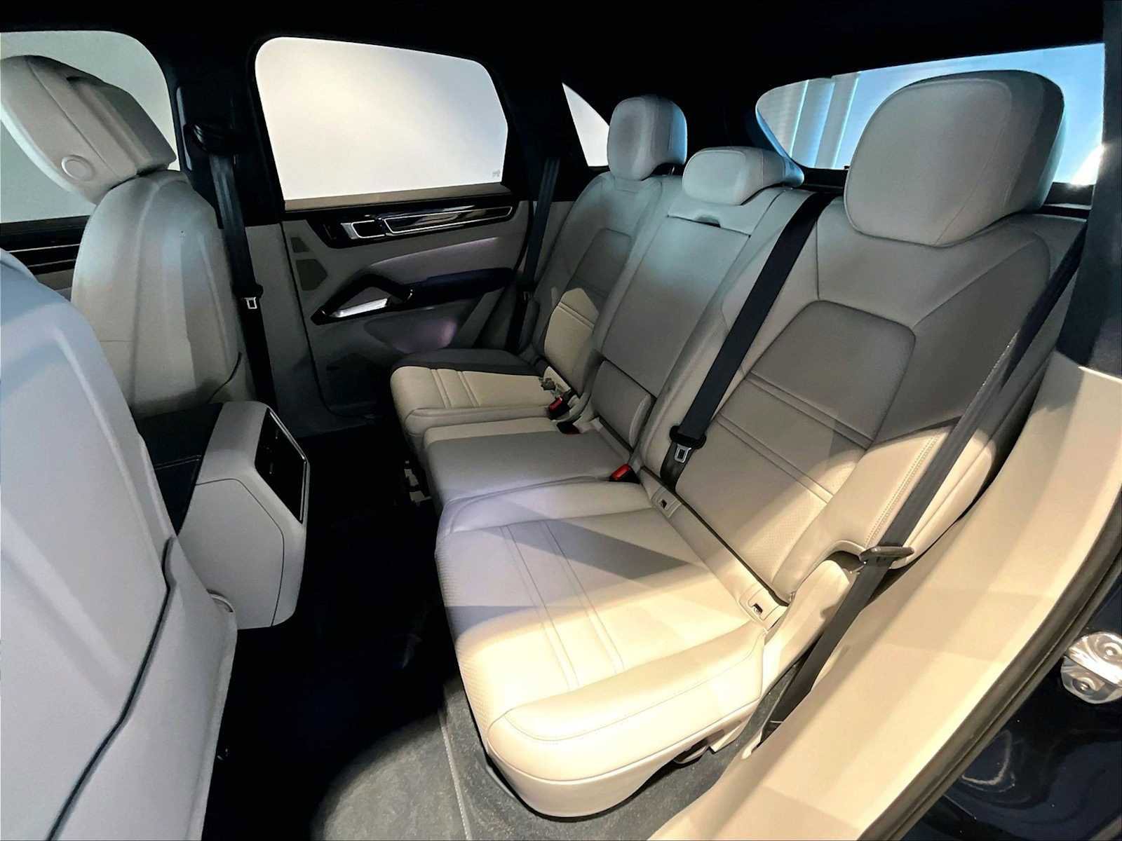 Used 2023 Porsche Cayenne Turbo S image 31