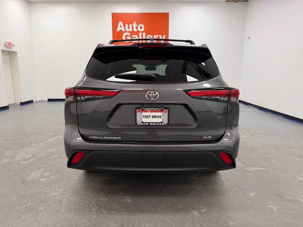 Used 2021 Toyota Highlander XLE FWD image 6