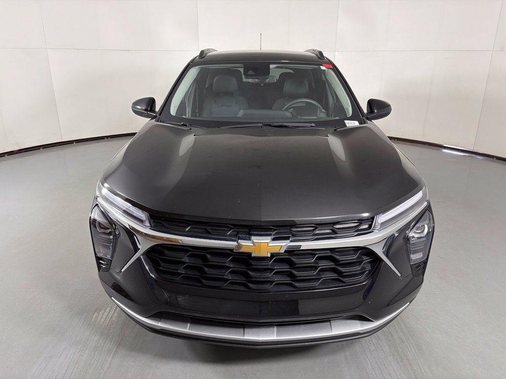 Used 2025 Chevrolet Trax LT FWD image 3