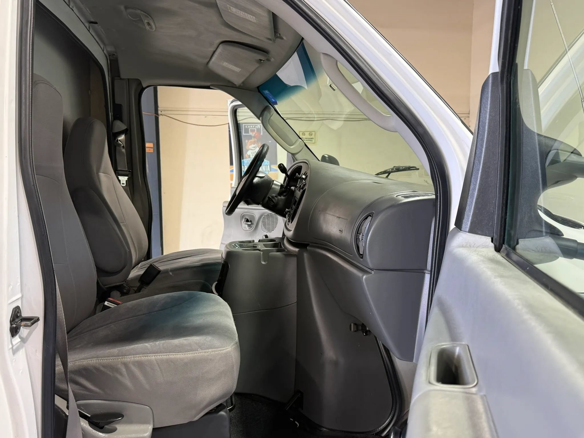 Used 2005 Ford E-350 and Econoline 350 Super Duty RWD image 16