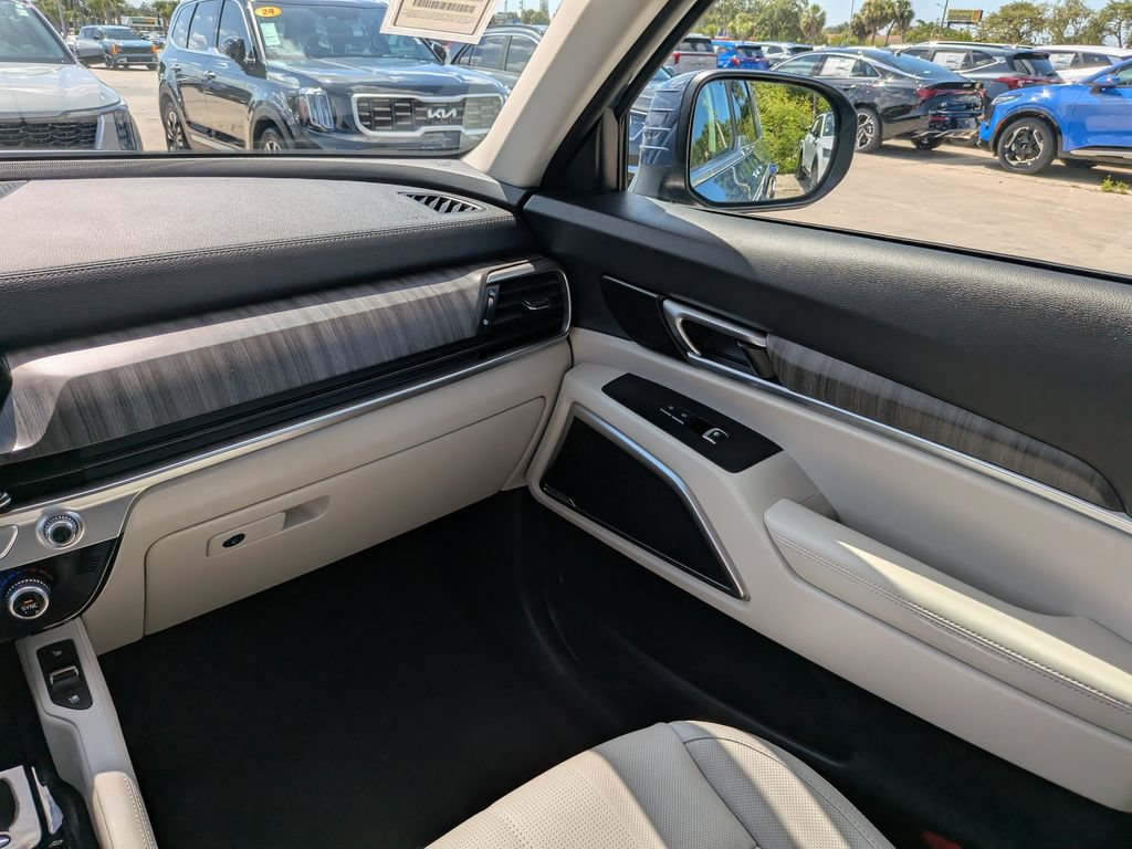 Certified 2024 Kia Telluride EX w/ EX Captain's Chair Package FWD image 18