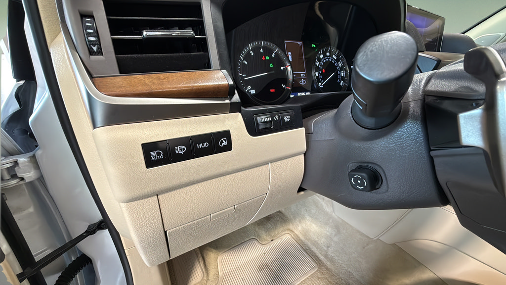 Used 2018 Lexus LX 570 4WD w/ Luxury Package image 23