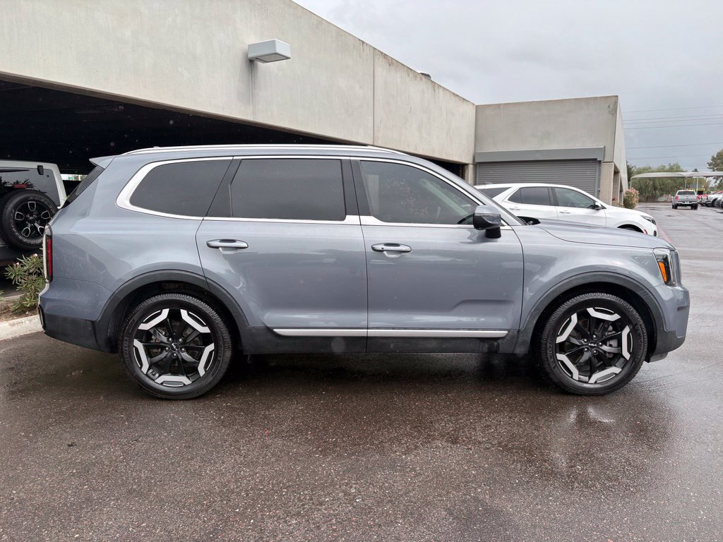 Used 2023 Kia Telluride EX w/ EX Captain's Chair Package FWD image 5