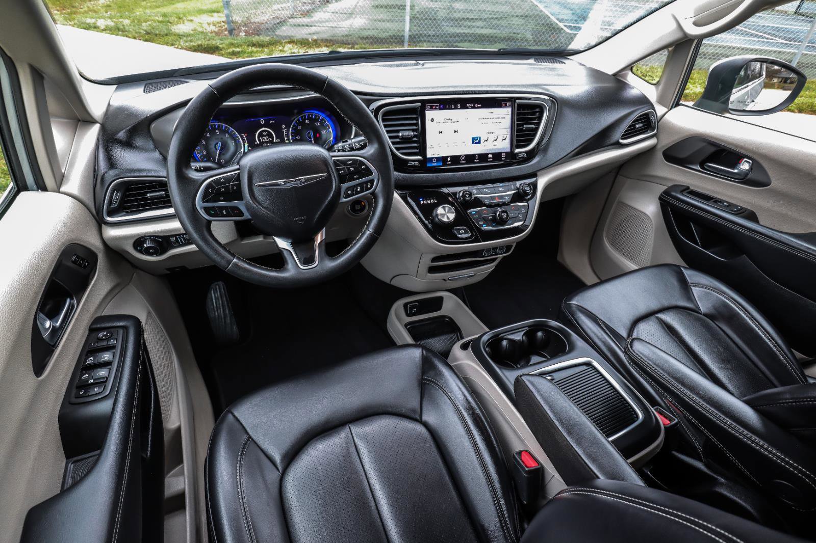 Used 2023 Chrysler Pacifica Touring-L FWD image 26