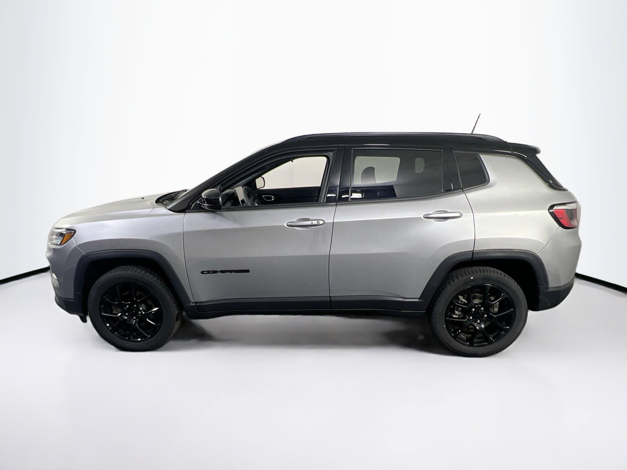Used 2022 Jeep Compass Latitude w/ Sun and Sound Group AWD/4WD image 8