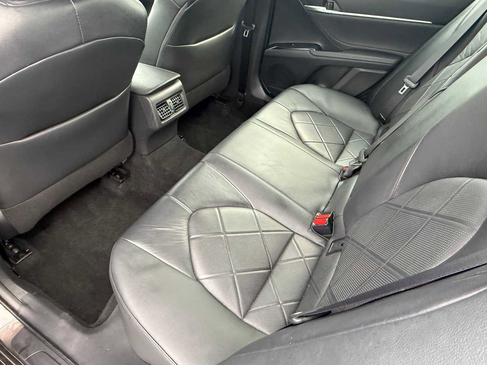 Used 2018 Toyota Camry XLE image 16