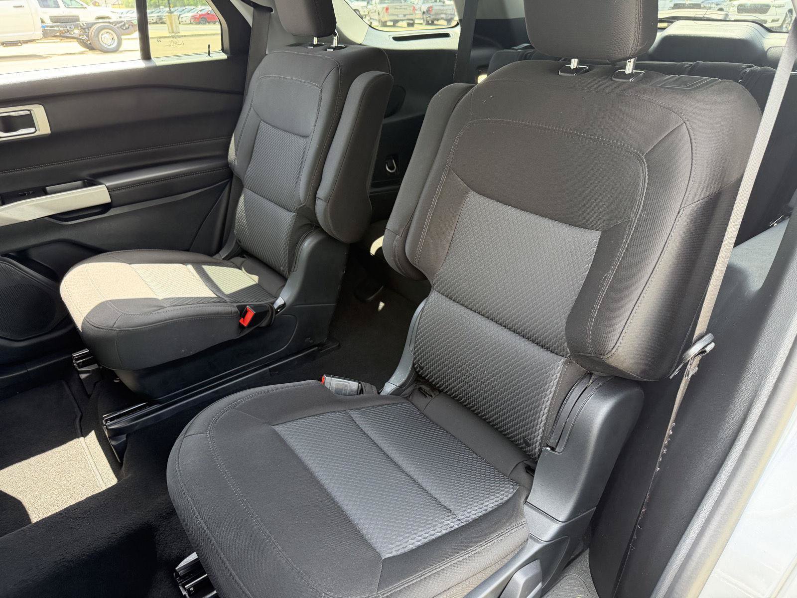 Used 2023 Ford Explorer XLT AWD/4WD image 17